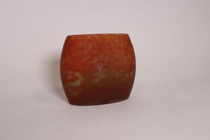 DAUM
Vase en verre multicouches rouge et...