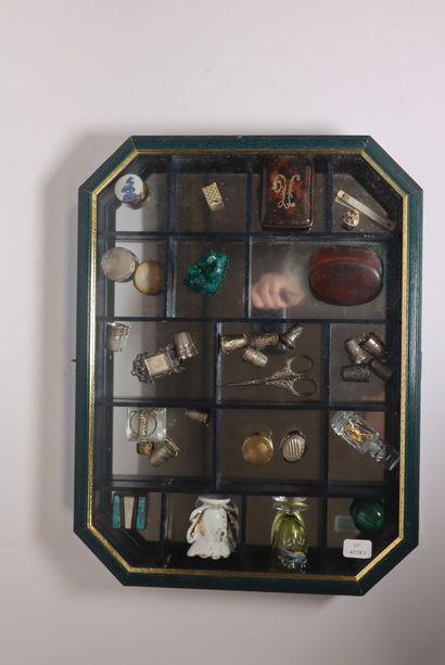 Lots d'objet de vitrine comprenant : 
vase...