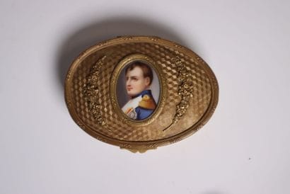 Bronze box with a medallion of Napoleon
H....