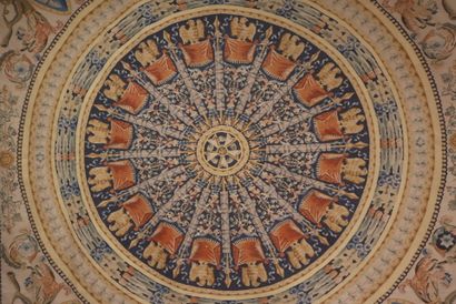 Tapis (ou tapisserie), riche décor de glaives,...