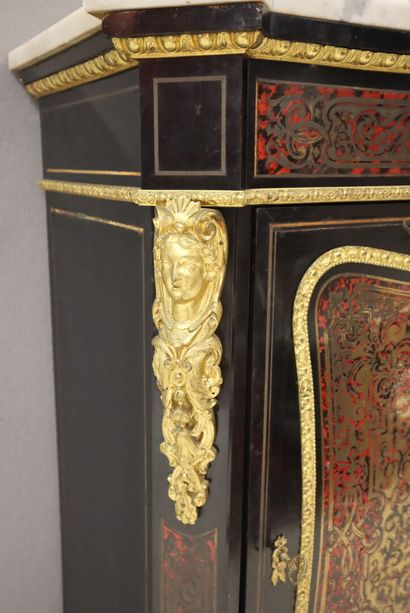 Meuble à hauteur d'appui ouvrant à une porte...