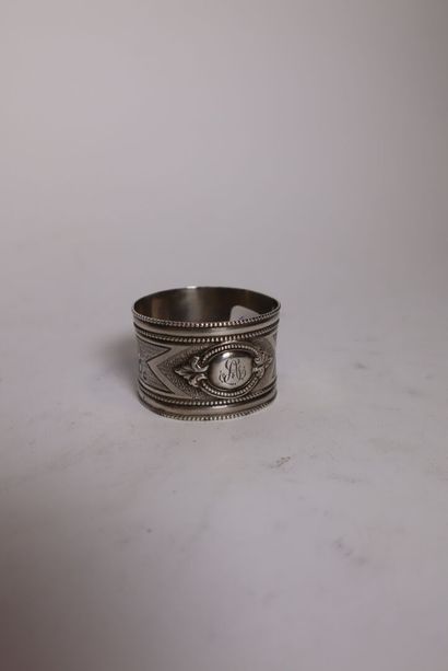 Rond de serviette en argent martelé 
décor...