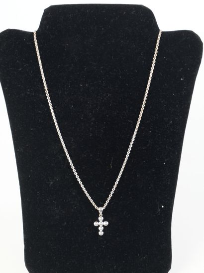 Pendentif croix en or gris serti de 6 petits...