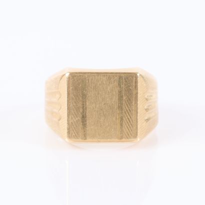 Gold signet ring, unengraved. TDD 67. 7.70...