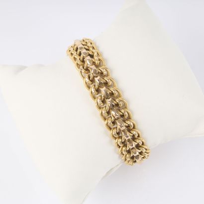 American-style gold chain bracelet. Accident....