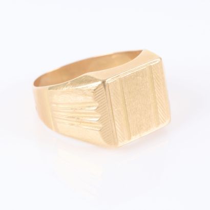 Gold signet ring, unengraved. TDD 67. 7.70...
