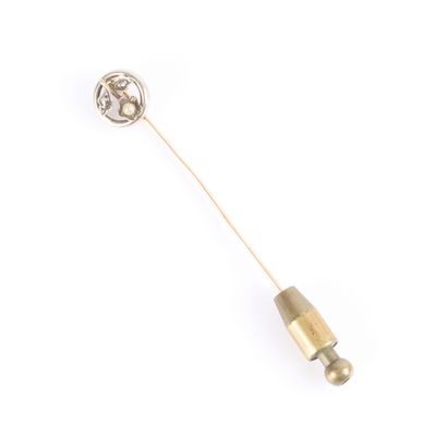 18K gold tie pin 
featuring a flower 
2.48...