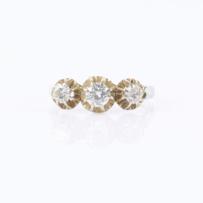 White gold ring set with three diamonds:...