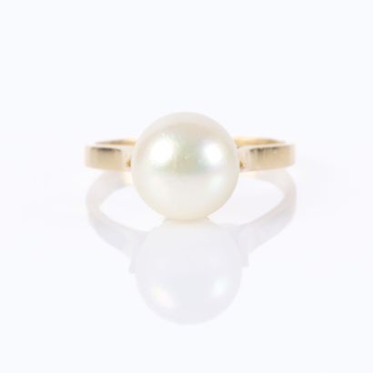 Gold ring set with a cultured pearl (diameter...