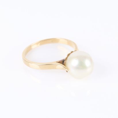 Gold ring set with a cultured pearl (diameter...