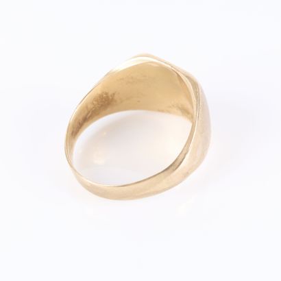 Gold signet ring. Worn. TDD 62. 10.55 g,...