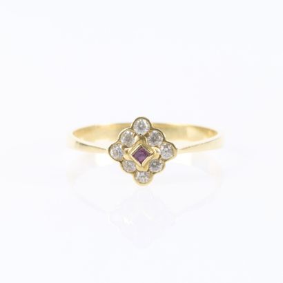Bague en or jaune (750/1000) ornée d'une...