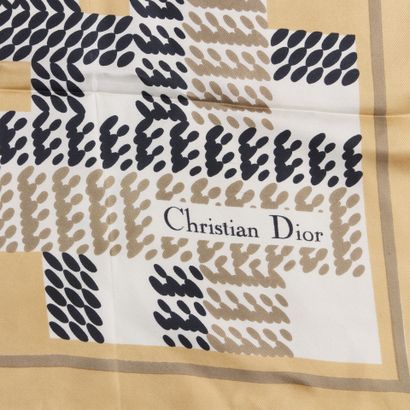 DIOR. Carré de soie, décor géométrie beige...