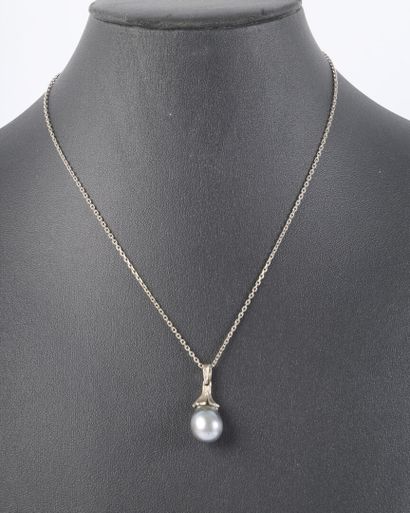 White gold pendant set with a large gray...