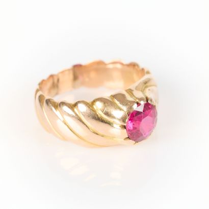 Gold (750‰) ring with twisted decoration...