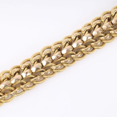 American-style gold chain bracelet. Accident....