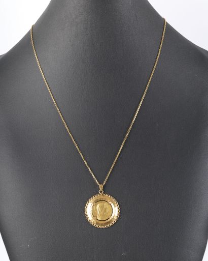 Pendentif en or : vierge (diam. 37 mm), et...