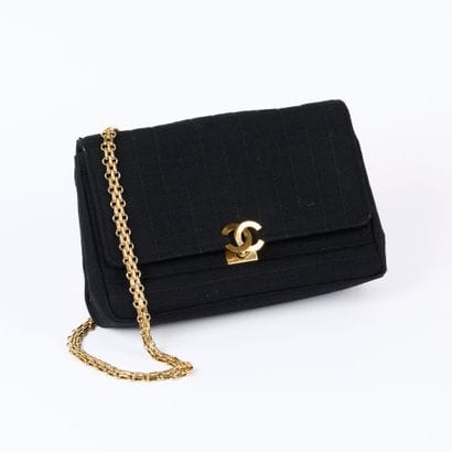 CHANEL. Sac à main en jersey noir, surpiqûres...