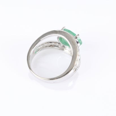 White gold ring set with an oval-cut emerald...