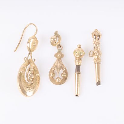Set: 2 gold watch keys and 2 gold earrings....