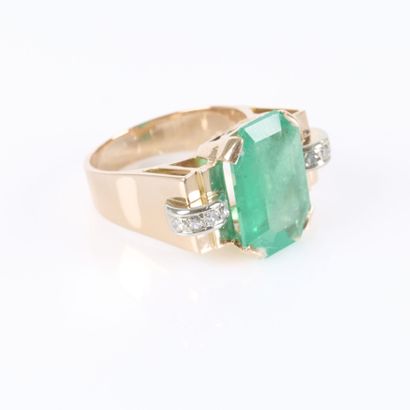 Two-tone gold tank ring set with a Colombian...