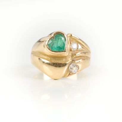 Bague croisée en or sertie d'une émeraude...