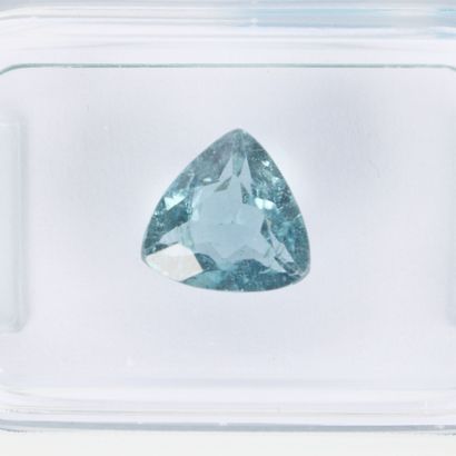 Tourmaline indicolite bleu-vert triangulaire...