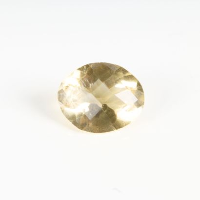 Citrine taille ovale facettée sur papier...