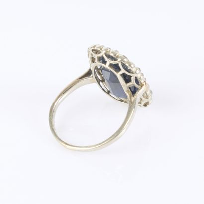 . White gold ring set with a cushion-cut...