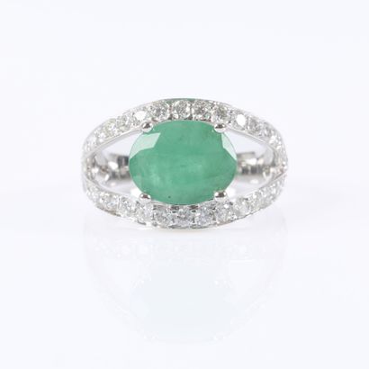 White gold ring set with an oval-cut emerald...