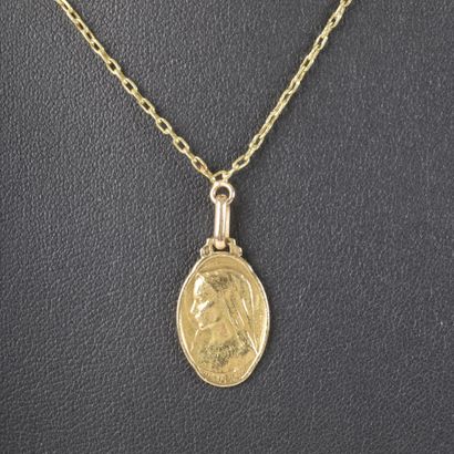 Chaîne en or retenant une médaille de la...