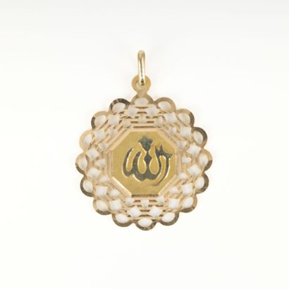 Pendentif en or à décor de calligraphie arabe....