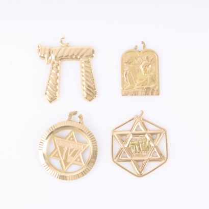 4 bijoux en or: tables de la Loi (larg. 13...