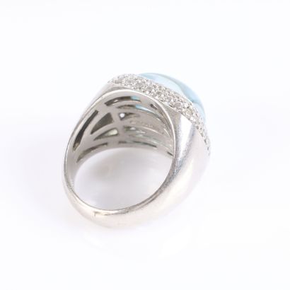 Bague en argent sertie d'une pierre fine...