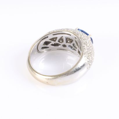 White gold ring set with an oval Ceylon sapphire...