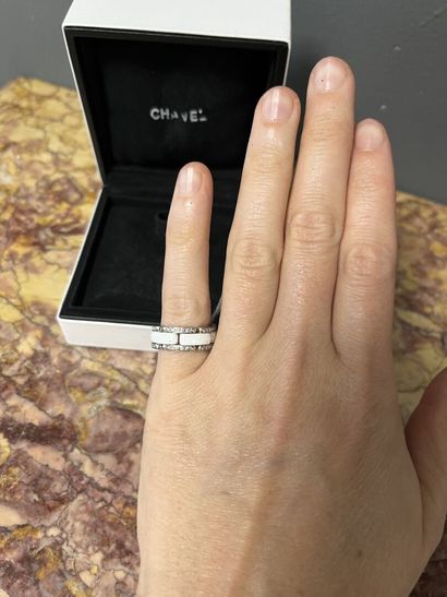 CHANEL,
bague modèle Ultra articulée en r...