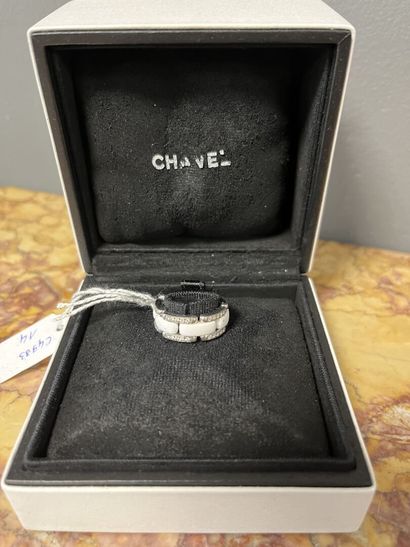 CHANEL,
bague modèle Ultra articulée en r...