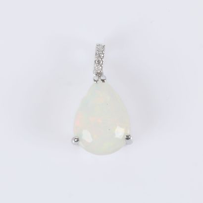White gold pendant set with a pear-shaped...