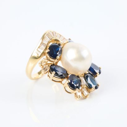 Important gold ring set with a baroque cultured...