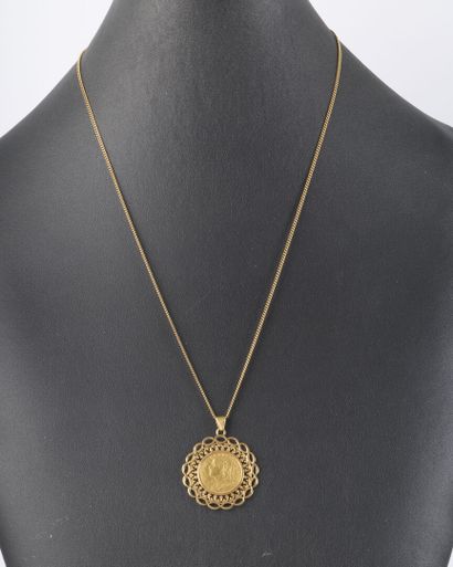 Pendentif en or ajouré sertie d'une monnaie...