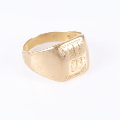 Gold signet ring. Worn. TDD 62. 10.55 g,...
