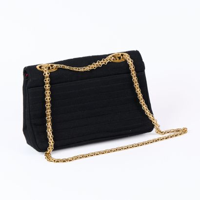 CHANEL. Sac à main en jersey noir, surpiqûres...