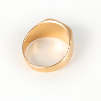 Gold signet ring engraved RL. TDD 60-61....
