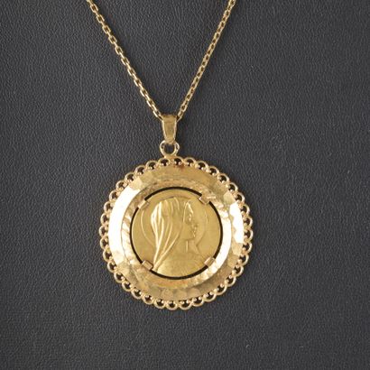 Pendentif en or : vierge (diam. 37 mm), et...