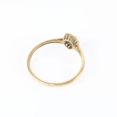 Bague en or bas titre (375/1000) ornée d'une...