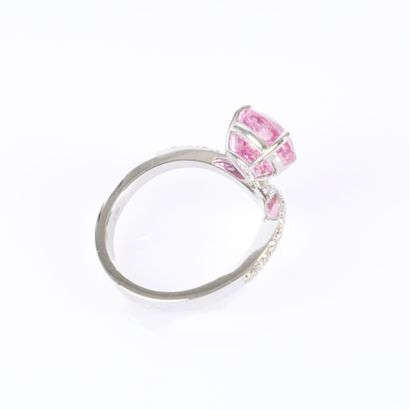 Bague en or gris sertie d'une tourmaline...
