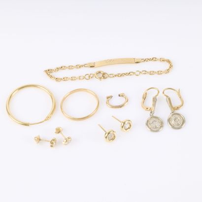 Lot de petits bijoux en or : chaîne, gourmette...