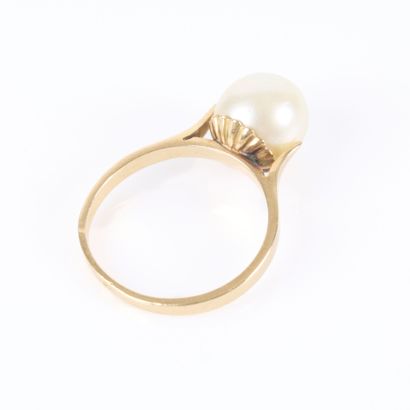 Gold ring set with a cultured pearl (diameter...