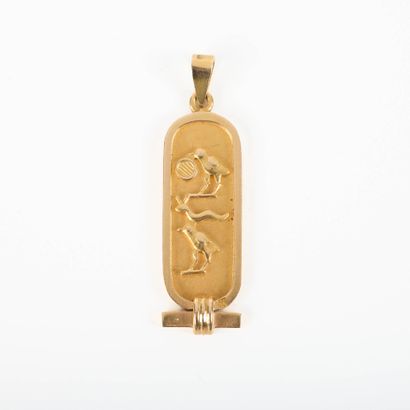 Pendentif en or figurant un cartouche avec...
