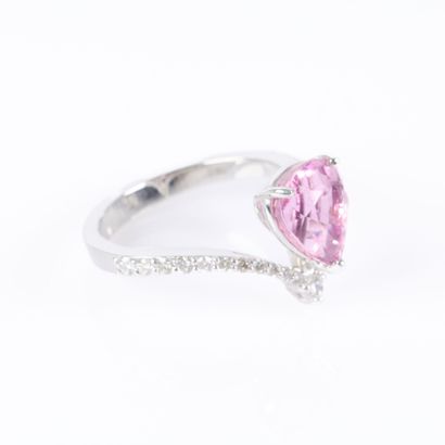 Bague en or gris sertie d'une tourmaline...